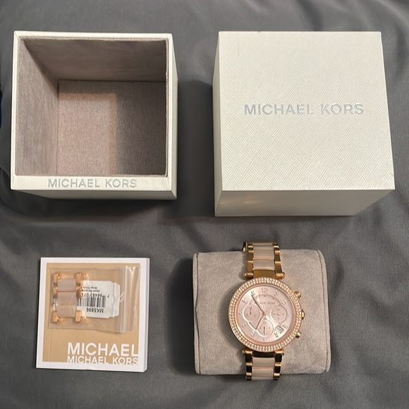 MICHAEL KORS ROSE GOLD WATCH - Picture 2 of 3